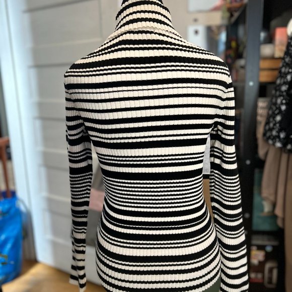 (NWOT) Black & White Stripped Turtle Neck Size LG - Picture 3 of 4